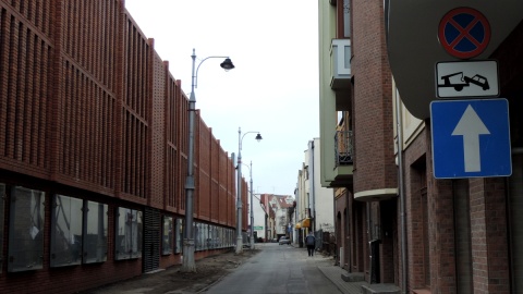 Odkąd na ulicy Pod blankami w Bydgoszczy pojawił się prywatny wielopoziomowy parking, miasto znacznie ograniczyło strefę płatnego parkowania. Fot. Lech Przybyliński