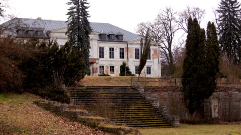 Pałac w Samostrzelu - bywał tam Mickiewicz, bywał Piłsudski, śpiewał Kiepura... Teraz hula wiatr i odpadają cegły. Fot. Henryk Żyłkowski