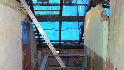 Na spalonym strychu domu przy ul. Św. Wojciecha w Świeciu, strażacy znaleźli pojemniki z rtęcią. Fot. Henryk Żyłkowski