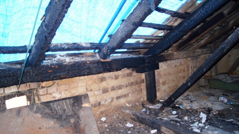 Na spalonym strychu domu przy ul. Św. Wojciecha w Świeciu, strażacy znaleźli pojemniki z rtęcią. Fot. Henryk Żyłkowski