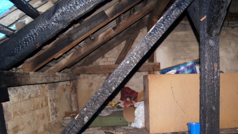 Na spalonym strychu domu przy ul. Św. Wojciecha w Świeciu, strażacy znaleźli pojemniki z rtęcią. Fot. Henryk Żyłkowski