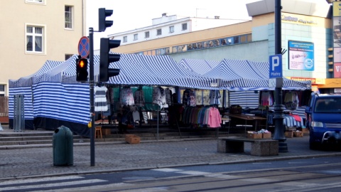 Czy Bydgoszcz ma się kojarzyć z secesją czy składanymi straganami? Fot. Henryk Żyłkowski