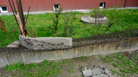 ilka lat temu mówili nam, że płot jest w takim stanie, że runie na chodnik i ścieżkę rowerową. Niedawno tak się stało