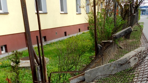 ilka lat temu mówili nam, że płot jest w takim stanie, że runie na chodnik i ścieżkę rowerową. Niedawno tak się stało