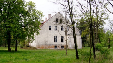 Zabytkowy dworek w Pińsku był centrum kulturalnym wsi jeszcze w końcówce lat 80. XX wieku. Fot. Henryk Żyłkowski