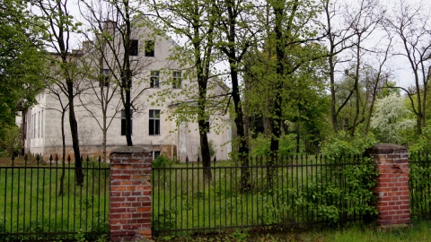 Zabytkowy dworek w Pińsku był centrum kulturalnym wsi jeszcze w końcówce lat 80. XX wieku. Fot. Henryk Żyłkowski
