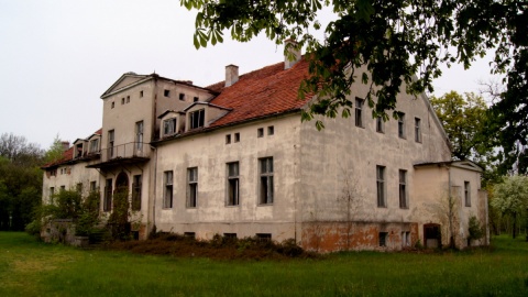 Zabytkowy dworek w Pińsku był centrum kulturalnym wsi jeszcze w końcówce lat 80. XX wieku. Fot. Henryk Żyłkowski