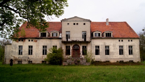 Zabytkowy dworek w Pińsku był centrum kulturalnym wsi jeszcze w końcówce lat 80. XX wieku. Fot. Henryk Żyłkowski