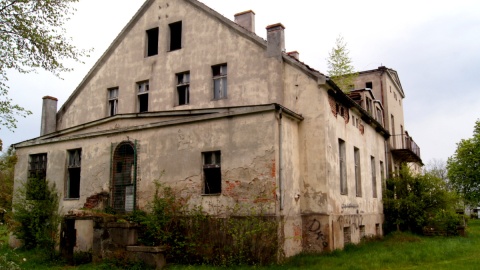 Zabytkowy dworek w Pińsku był centrum kulturalnym wsi jeszcze w końcówce lat 80. XX wieku. Fot. Henryk Żyłkowski