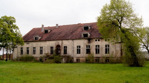Zabytkowy dworek w Pińsku był centrum kulturalnym wsi jeszcze w końcówce lat 80. XX wieku. Fot. Henryk Żyłkowski