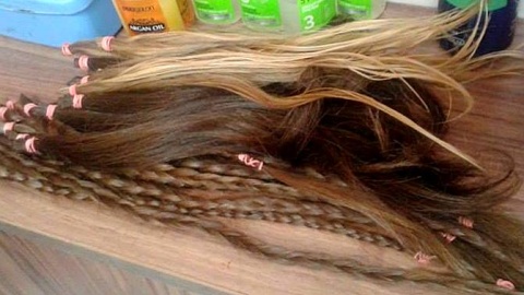 W kilku salonach fryzjerskich w Brodnicy i Rypinie można obciąć długie włosy i przekazać je na rzecz fundacji "Rak