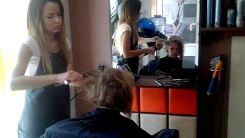 W kilku salonach fryzjerskich w Brodnicy i Rypinie można obciąć długie włosy i przekazać je na rzecz fundacji "Rak