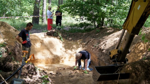 Ciężki sprzęt, łopaty i delikatne pędzle - las na bydgoskich Glinkach odkrywa swoje tajemnice. Fot. Henryk Żyłkowski
