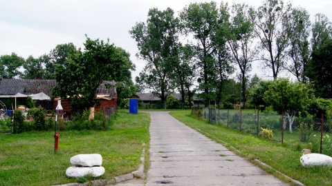 Ktoś uznał, że na wsi zapach gnojowicy z pobliskich chlewni jest naturalny i trzeba nauczyć się z nim żyć. Fot. Henryk Żyłkowski