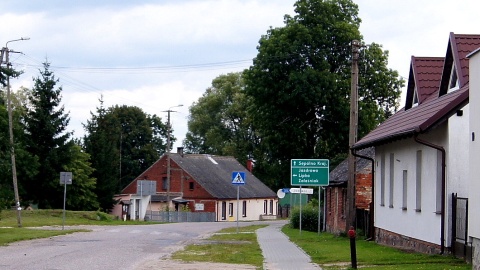 Jak twierdzą mieszkańcy Iłowa, wieczorem czy w nocy nie sposób wyjść na dwór czy otworzyć okno. Fot. Henryk Żyłkowski