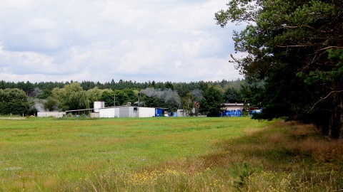 Przyczyną nieznośnego zapachu ma być zakład produkcji mączki rybnej, usytuowany na skraju miejscowości. Fot. Henryk Żyłkowski