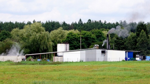Mieszkańcy Iłowa w powiecie sępoleńskim, nie mogą znieść fetoru jaki późną porą wydobywa się z zakładu produkcji mączki rybnej. Fot. Henryk Żyłkowski