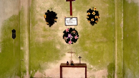 Groby i ludzkie szczątki profanowane są na rzymsko-katolickim cmentarzu w Płonnem. Fot. Henryk Żyłkowski