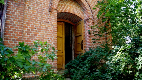 Groby i ludzkie szczątki profanowane są na rzymsko-katolickim cmentarzu w Płonnem. Fot. Henryk Żyłkowski