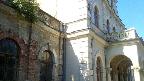 Aleksandrów Kujawski. Na jednmym dworcu, dwa różne światy. Fot. Adriana Andrzejewska