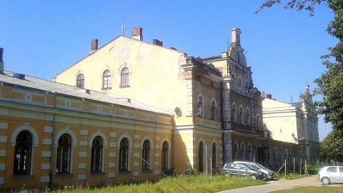Aleksandrów Kujawski. Na jednmym dworcu, dwa różne światy. Fot. Adriana Andrzejewska