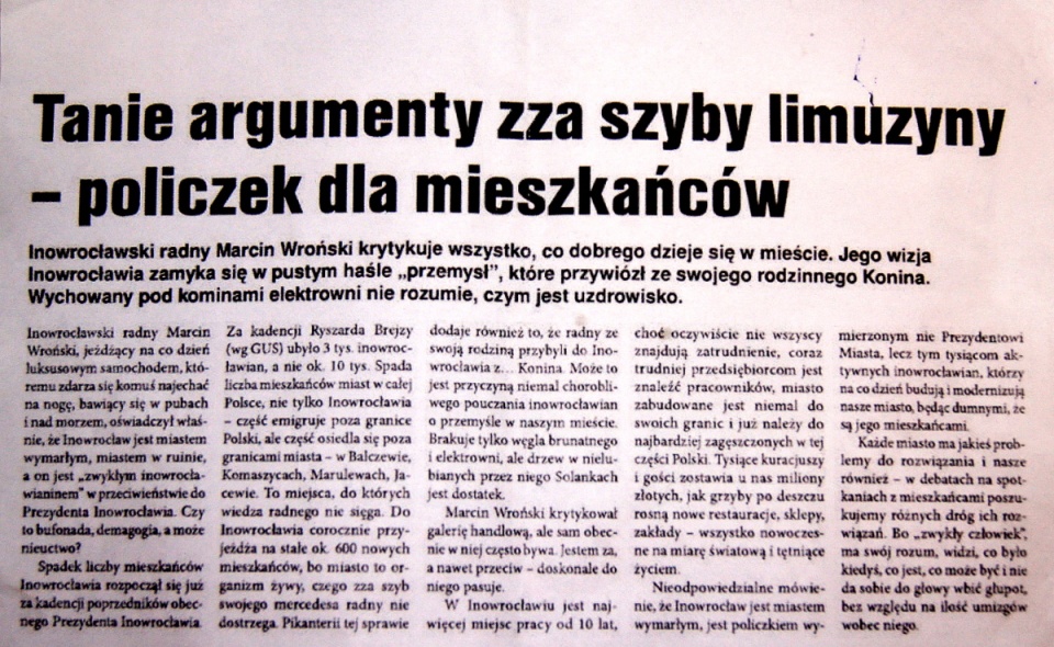 Inowrocławski radny Marcin Wroński dowiedział się z artykułu w lokalnej prasie, co o nim myśli anonimowy autor publikacji. Fot. Henryk Żyłkowski