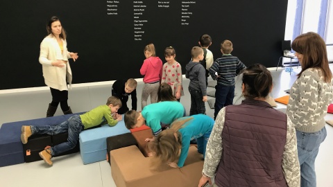 Warsztaty w ramach wystawy "Lekcja dizajnu" w Galerii Miejskiej bwa w Bydgoszczy. Fot. Tomasz Kaźmierski