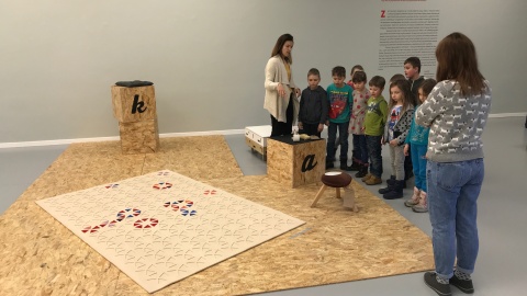 Warsztaty w ramach wystawy "Lekcja dizajnu" w Galerii Miejskiej bwa w Bydgoszczy. Fot. Tomasz Kaźmierski