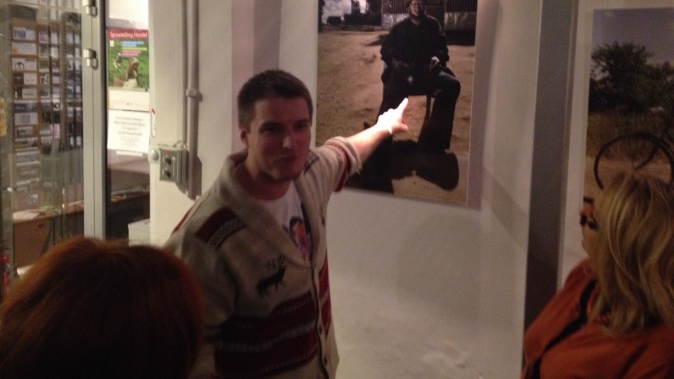 Michał Wilczak opowiada o swoich pracach na wystawie w Muzeum Fotografii w Bydgoszczy.