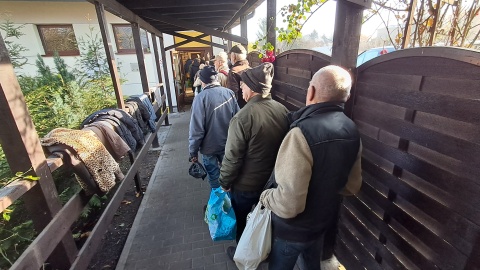 Kolejka do Centrum Pomocy im. św. Brata Alberta w Bydgoszczy. Fot. Ewa Dąbrowska