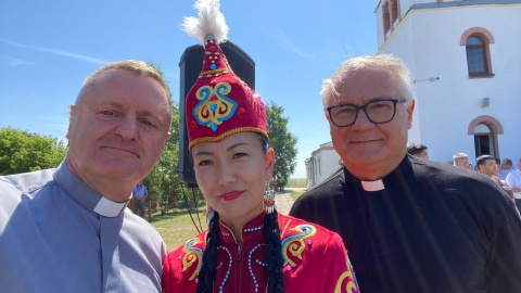 Ks. Krzysztof Buchholz i ks. Mirosław Goślinowski w towarzystwie Kazaszki/fot. nadesłane