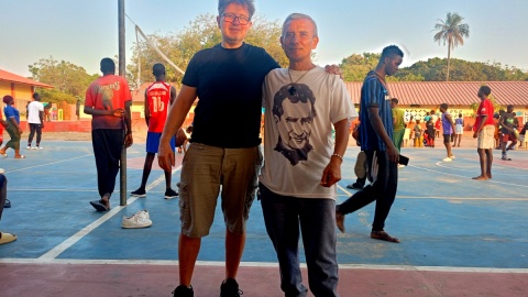 Mirosław Kalista i Ojciec Carlos we wsi Kunkujang w Gambii. Fot. nadesłane