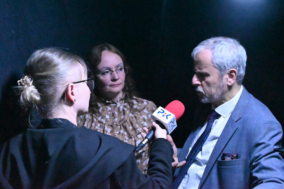 Ewa Dąbrowska (po lewej, tyłem) rozmawiała z reżyserami filmu o ks. Stanisławie Streichu – Anną Kreczmer i Antonim Wojtkowiakiem/fot: Dariusz Filipiak