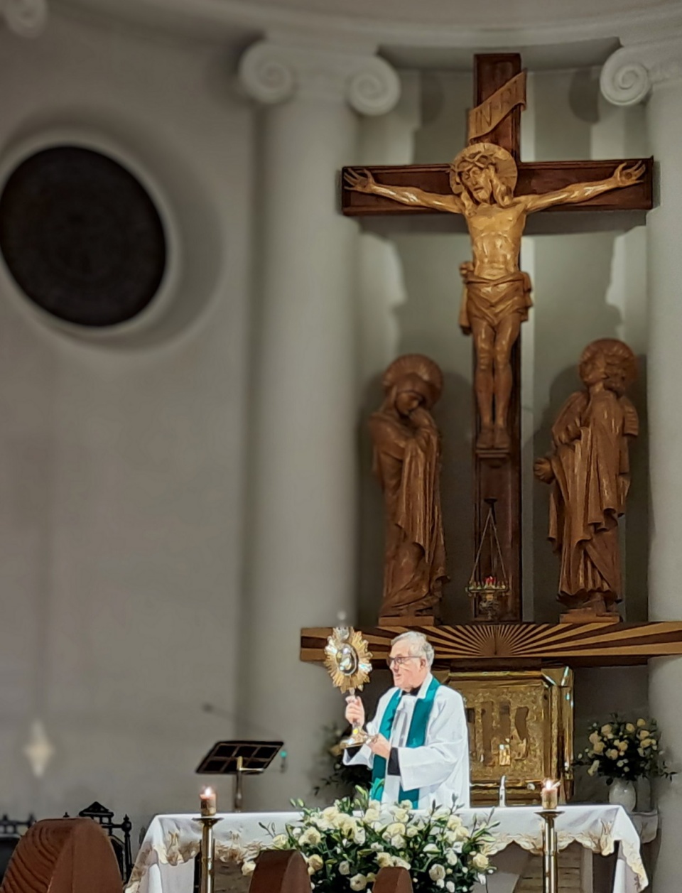 Ks. Wojciech Szukalski w kościele NMP Królowej Polski w Brzozie. Fot. Ewa Dąbrowska