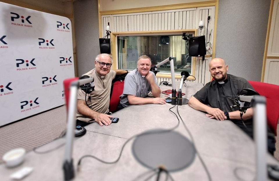 Na zdjęciu: ks. Andrzej Marmurowicz, ks. Krzysztof Buchholz i ks. Mirosław Goślinowski/fot. Ewa Dąbrowska