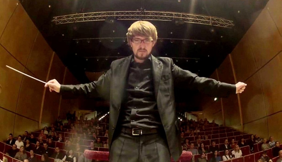 Michał Mierzejewski za pulpitem dyrygenckim, w trakcie koncertu orkiestry Sinfonietta Consonus, promującego album 