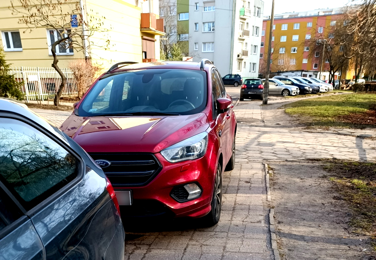 Parkujące na chodniku auta uniemożliwiają przejście starszym, niepełnosprawnym czy rodzicom z wózkami. Fot. nadesłane