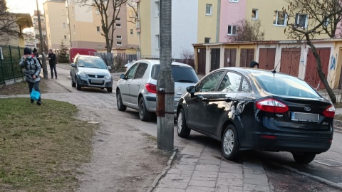 Parkujące na chodniku auta uniemożliwiają przejście starszym, niepełnosprawnym czy rodzicom z wózkami. Fot. nadesłane