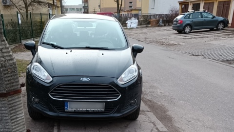 Parkujące na chodniku auta uniemożliwiają przejście starszym, niepełnosprawnym czy rodzicom z wózkami. Fot. nadesłane
