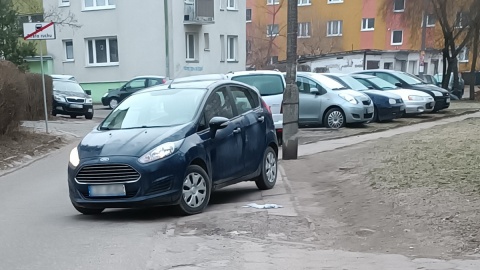 Parkujące na chodniku auta uniemożliwiają przejście starszym, niepełnosprawnym czy rodzicom z wózkami. Fot. nadesłane