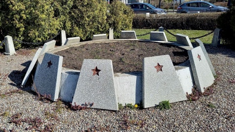 Czy z Pomnika Żołnierzy Radzieckich w Tucholi powinny zniknąć czerwone gwiazdy? Fot. Michał Słobodzian