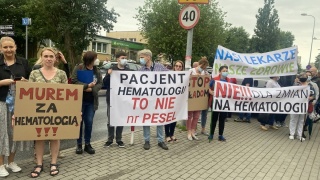Protest pacjentów przeciwko zmianom na Oddziale Hematologii Szpitala Miejskiego w Toruniu. Fot. Magda Jasińska/archiwum PR PiK