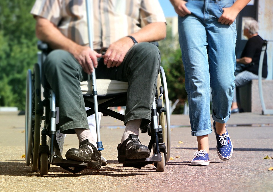 Rezygnują z pracy, by zaopiekować się niesamodzielną bliską osobą. Na jakie wsparcie mogą liczyć? Fot. ilustracyjna/pixabay.com Rezygnują z pracy, by zaopiekować się niesamodzielną bliską osobą. Na jakie wsparcie mogą liczyć? Fot. ilustracyjna/pixabay.com