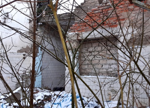 Czysta i zadbana uliczka w Więcborku, a między kamienicami szpecące ruiny dawnej masarni. Fot. Henryk Żyłkowski