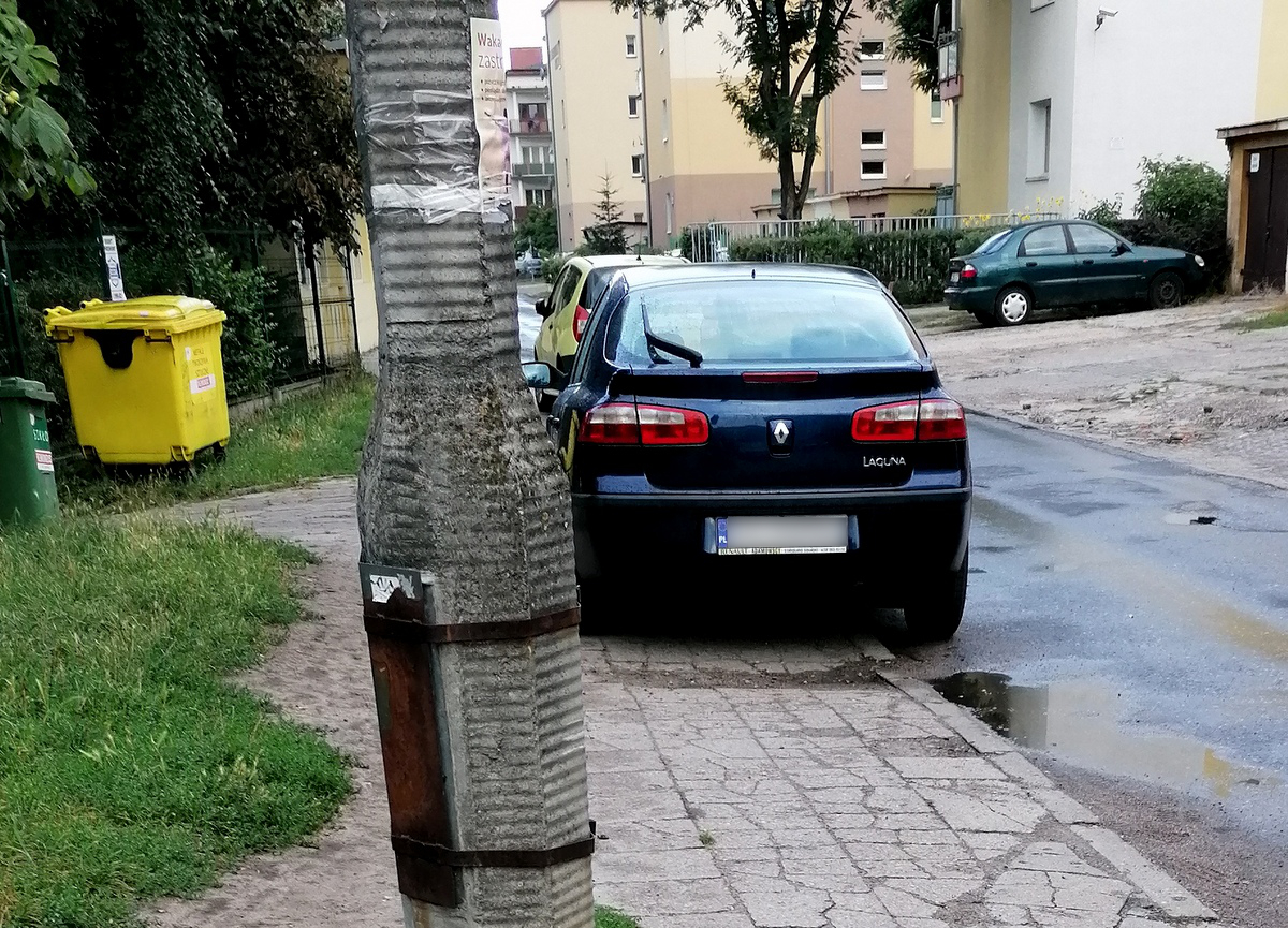 Parkowanie na chodnikach to zmora wielu osiedli, ale nie tylko. Fot. archiwum PR PiK Parkowanie na chodnikach to zmora wielu osiedli, ale nie tylko. Fot. archiwum PR PiK