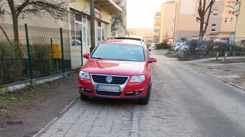Parkowanie na chodnikach to zmora wielu osiedli, ale nie tylko. Fot. nadesłane