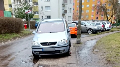 Parkowanie na chodnikach to zmora wielu osiedli, ale nie tylko. Fot. nadesłane