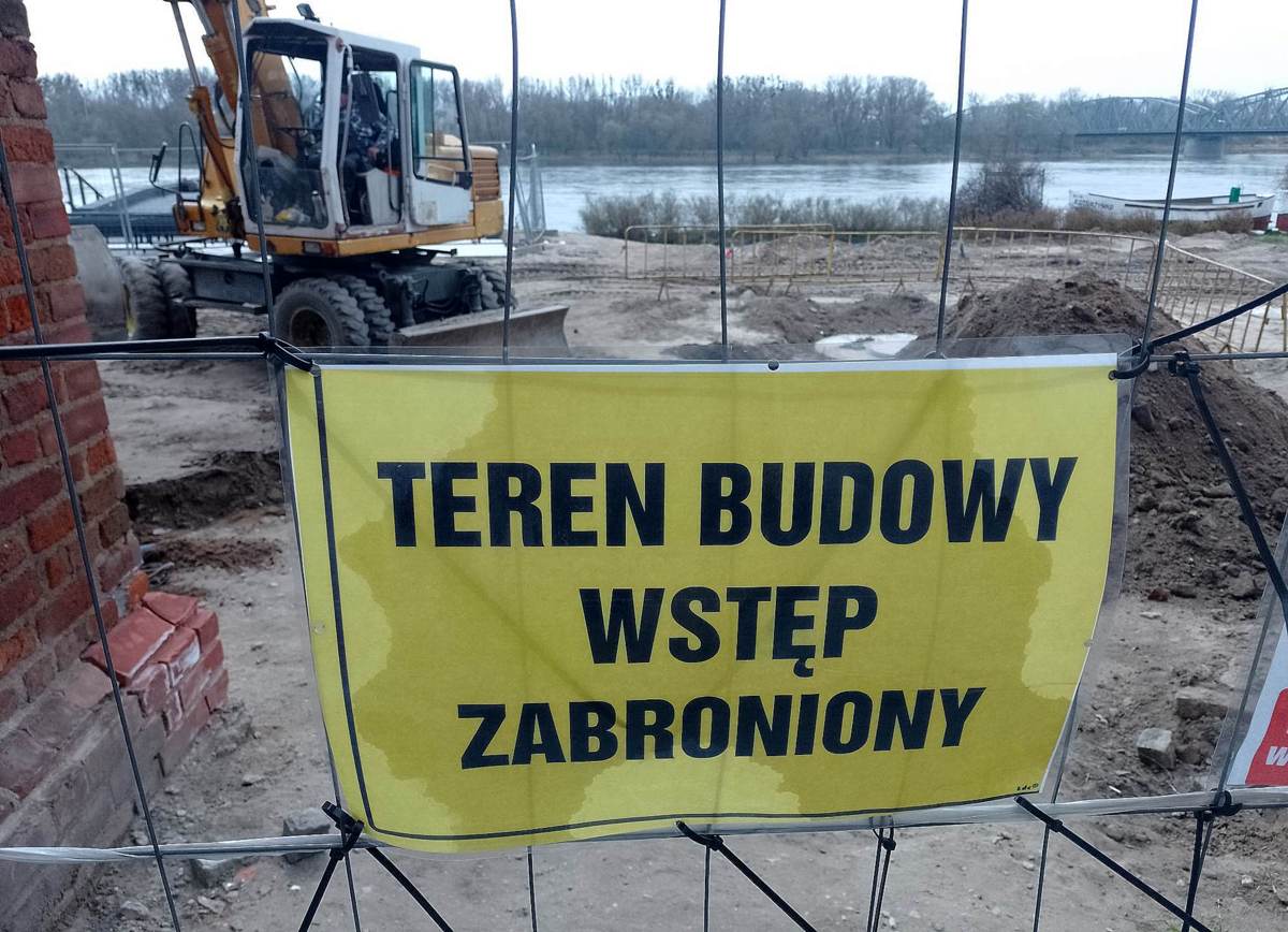 „Porzucone kości” na Bulwarze Filadelfijskim w Toruniu. Fot. Michał Zaręba „Porzucone kości” na Bulwarze Filadelfijskim w Toruniu. Fot. Michał Zaręba