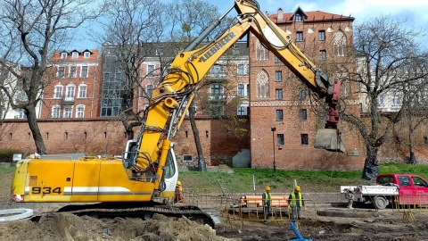 „Porzucone kości” na Bulwarze Filadelfijskim w Toruniu. Fot. Michał Zaręba