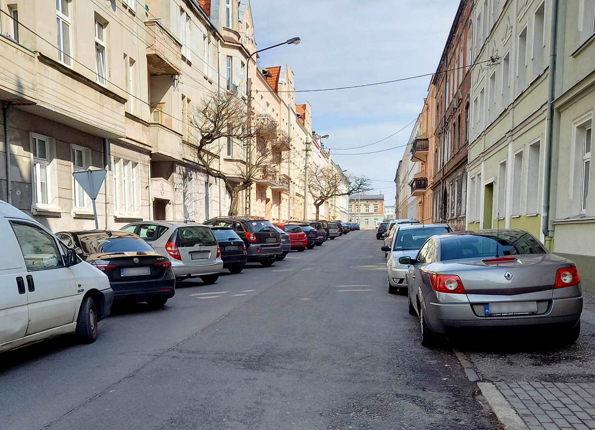 Zaparkowanie samochodu na bydgoskim Okolu wkrótce może graniczyć z cudem. Fot. Michał Słobodzian Zaparkowanie samochodu na bydgoskim Okolu wkrótce może graniczyć z cudem. Fot. Michał Słobodzian